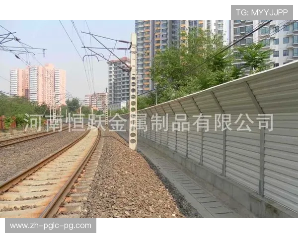 足球隔离带材料进化史:从金属栅栏到复合型屏障